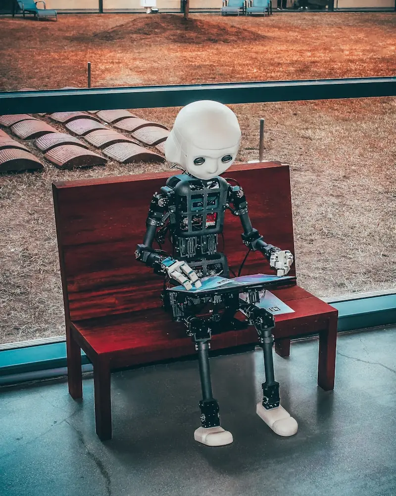 Robot humanoide sentado en un banco leyendo, imagen de inteligencia artificial