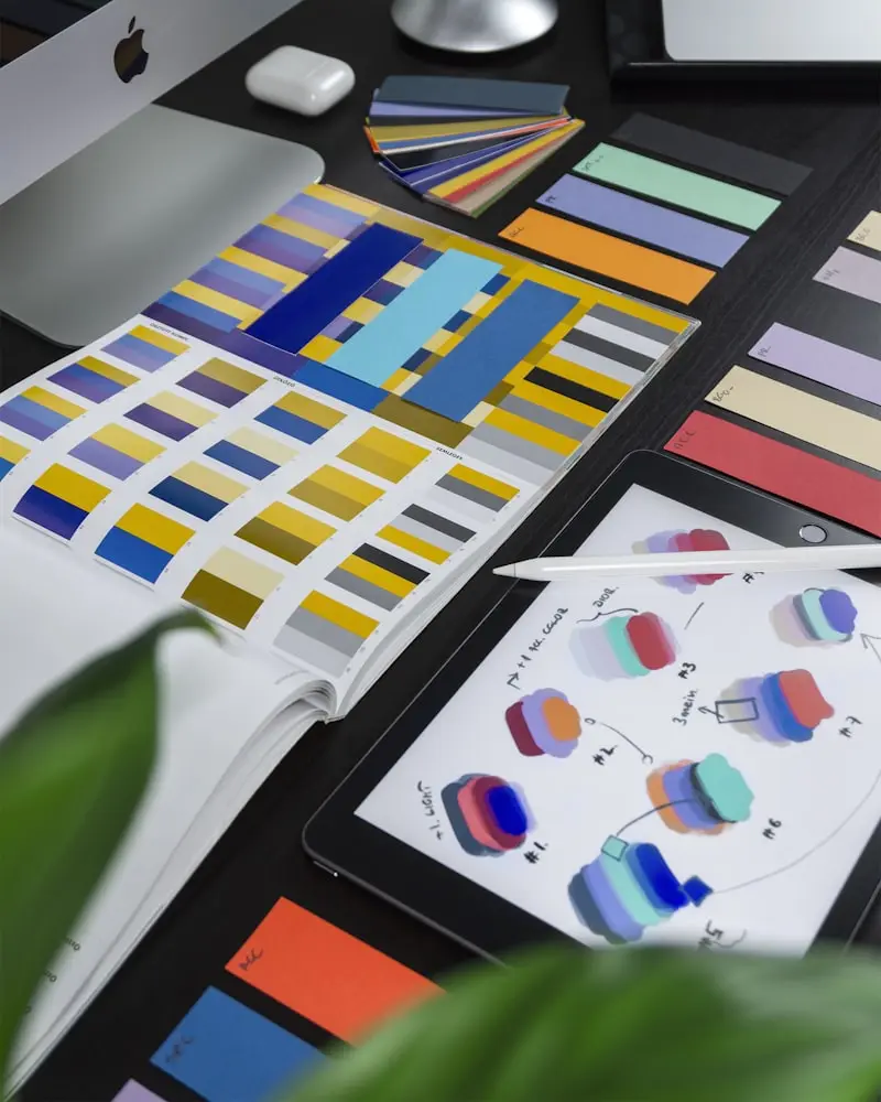 Paletas de color, muestrario y tablet con bocetos para el diseño de identidad de marca