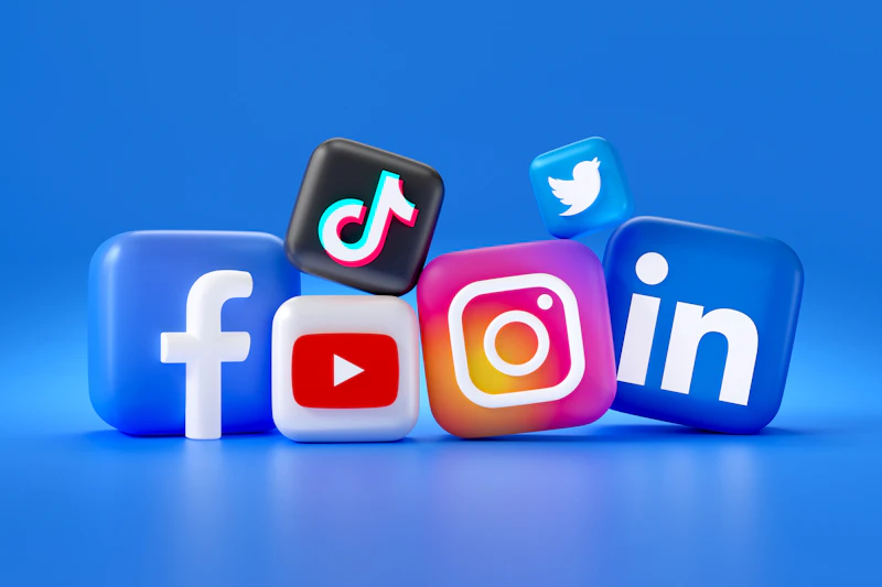 Íconos 3D de Facebook, TikTok, YouTube, Instagram, X (Twitter) y LinkedIn sobre fondo azul